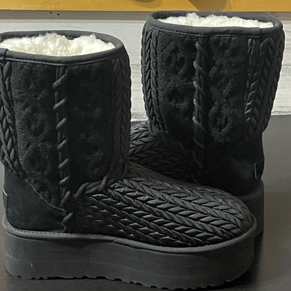 Ugg women’s Classic Short Villa Knit boots- Size:8 - Picture 1 of 9